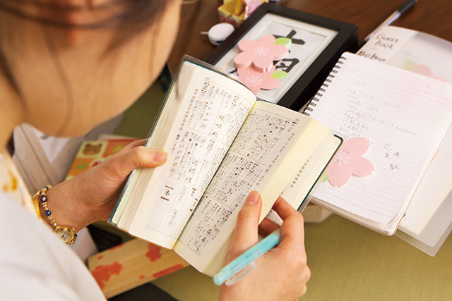 漢字名付け体験のプロセス3「漢字決定」 キーワードをヒントに漢字辞典からその人の名前にふさわしい漢字を一字一字決めていく。