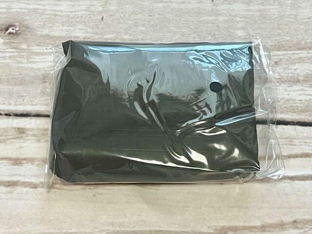 ビニールに入っているので、全貌がわからないトートバッグ【美人百花 2023年8月号】付録「ALEXANDRE DE PARIS（アレクサンドル ドゥ パリ）折りたためるフリルトートバッグ」