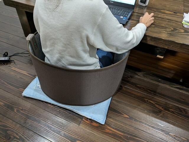 【アイリスオーヤマ ぐるポカパネルヒーター】Cの形のように開口部を設けて広く使用する方法。背中側に立てて暖めても良いですね