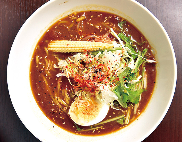 広尾のカレー（広尾）　カレーラーメン 980円　シャキシャキ野菜がカレーのスープとベストマッチ。もちもちのタピオカ麺を選ぶこともできる。