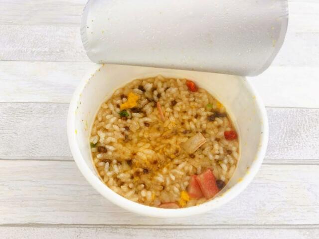 お湯を注いで5分経つとプーパッポンカレーの出来上がり。