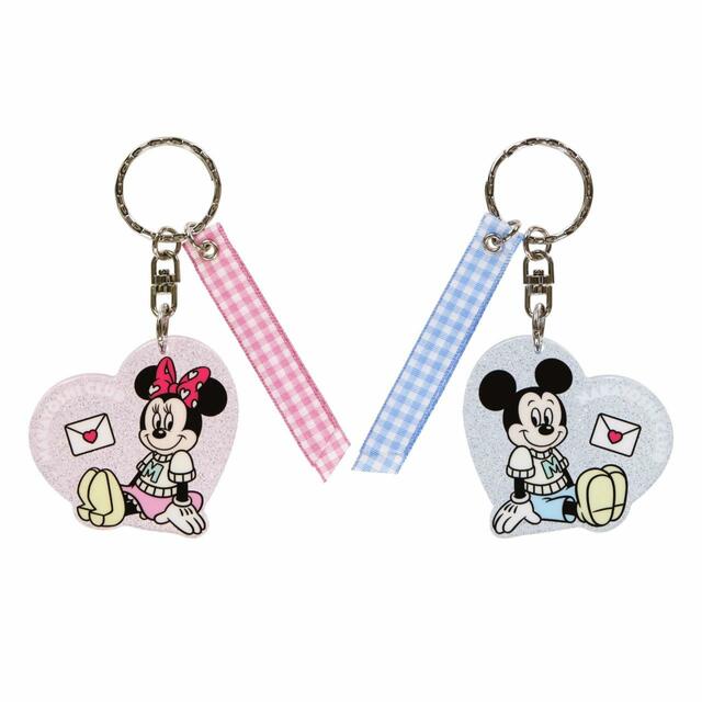 キーチェーンセット 1,400円｜東京ディズニーリゾート「なかよしなミッキーとミニーがデザインされたグッズ」｜販売店舗：東京ディズニーランド「タウンセンターファッション」、 東京ディズニーシー「フィガロズ・クロージアー」｜発売日：2024年2月1日（木）