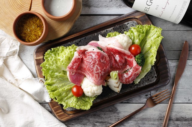 溶岩プレートを使用したお肉料理