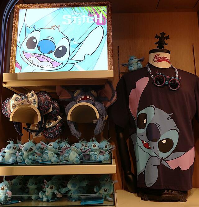 香港ディズニーランドグッズ エンポーリアムにはキャラクターごとのコーナーがありました