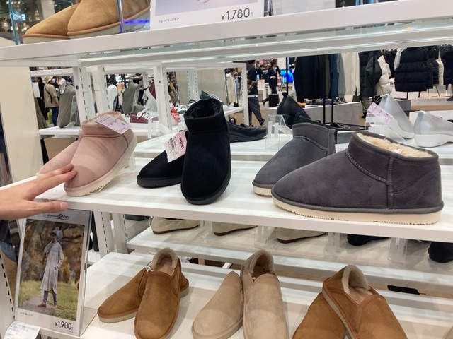 【ワークマン ムートン風ブーツ ベリーロー】税込1,900円。人気のUGGのムートンブーツの約10分の1の価格です！