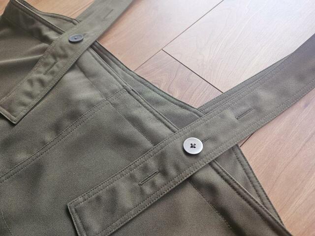 【UNIQLO：C プリーツストラップワンピース】肩紐部分にボタンがあり、丈を3段階で調節できるのが嬉しい◎