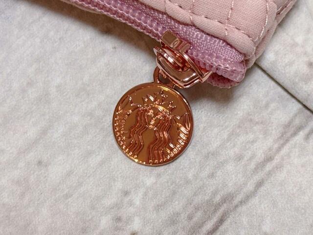 ファスナーの引き手はサイレンロゴの型押し入り。ピンクゴールドがきらりと光ります♪【スターバックス】SAKURA2026 保冷トートバッグ 