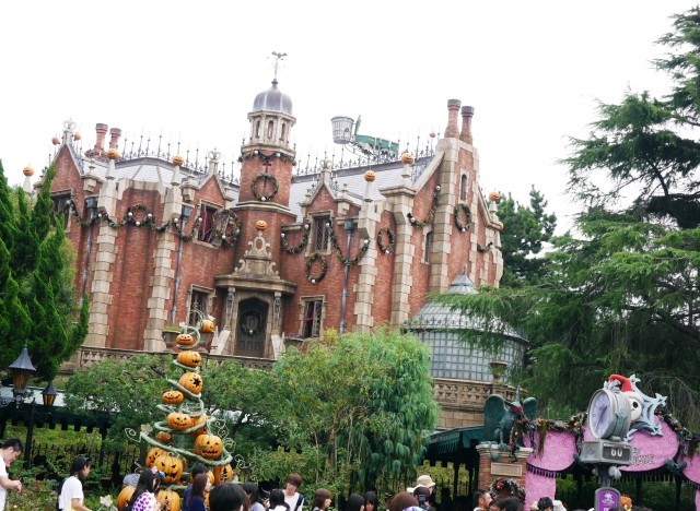 小高い丘の上に立つ不気味な洋館。 