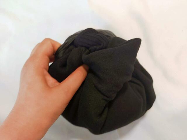 内袋の中に、本体を指で押し込む