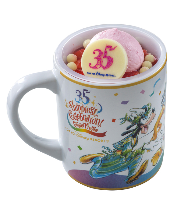 ストロベリーカップデザート、スーベニアカップ付き 780円｜東京ディズニーランド「スウィートハート・カフェ」｜2019年1月9日〜3月25日｜「東京ディズニーリゾート35周年グランドフィナーレ」スペシャルメニュー