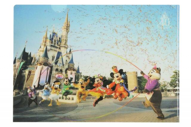 クリアホルダー 400円｜東京ディズニーリゾート・フォトグラフィープロジェクト「イマジニング・ザ・マジック」第3弾グッズ｜東京ディズニーリゾート40周年“ドリームゴーラウンド”｜発売日：2024年1月23日（火）｜販売店舗：東京ディズニーランド「グランドエンポーリアム」、東京ディズニーシー「ヴァレンティーナズ･スウィート」