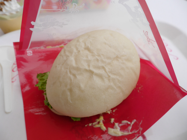 4　スペシャルセット、サンドウィッチ。パンの形は実はタマゴ型！／東京ディズニーランド「ディズニー・イースター2015」©Disney