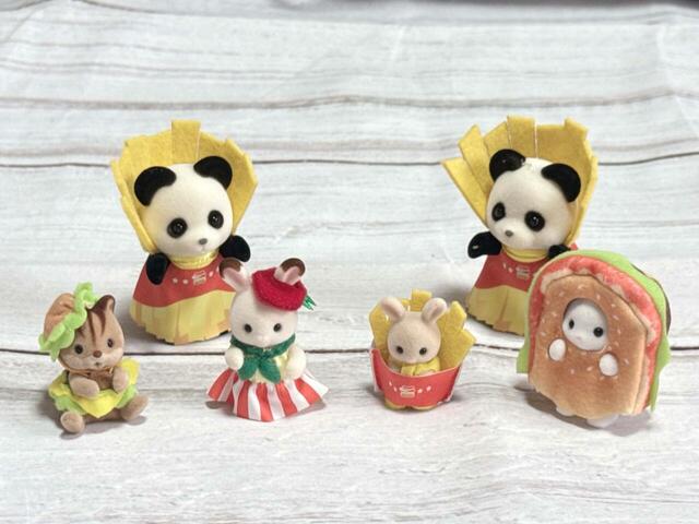 すでに持っていた「どきどきフレンズ -ハンバーガー屋さん-」の子どもたちと並べてみると……夢のハンバーガー屋さんが爆誕！