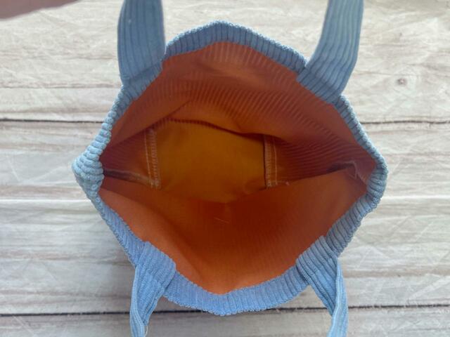 内側はポケットなどがないシンプルな作り