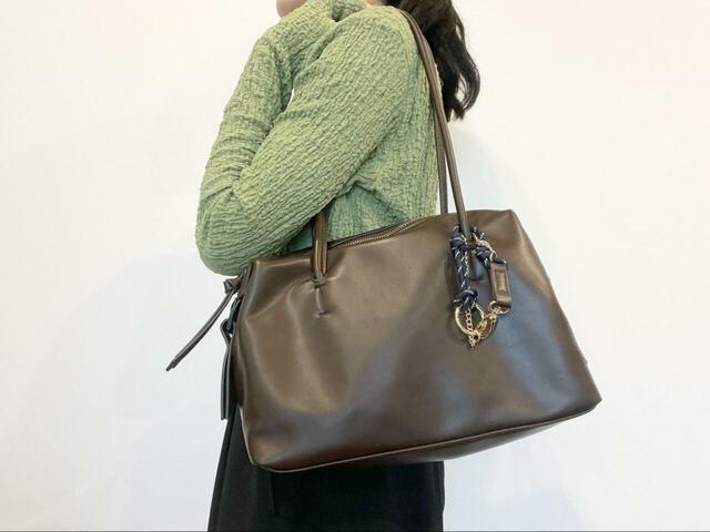 【GLOBAL WORK スペ軽チャーム付きボストン】カラートップスと合わせてもいい感じに決まります◎