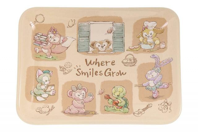 アップルクランブルプリン、スーベニアプレート付き 1,200円｜ダッフィー＆フレンズの「ウェア・スマイルズ・グロウ」スーベニア付きメニュー｜販売店舗：東京ディズニーシー「ケープコッド・クックオフ」｜発売日：2024年7月1日（月）