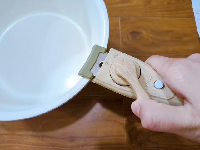 【アイリスオーヤマ お皿になるフライパン6点セット】ハンドルはレバーできっちり固定できます