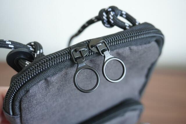 ダブルジップで開閉がラクラク♪