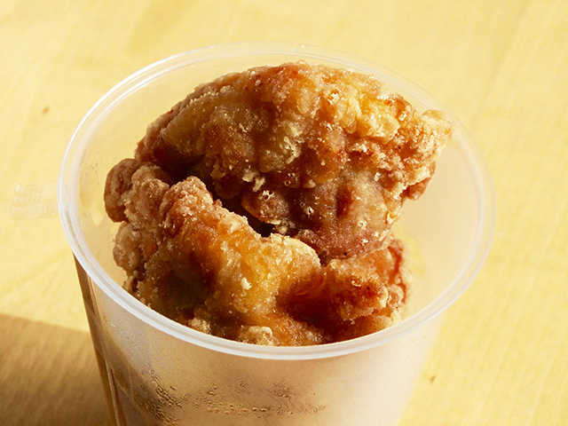 鶏から（塩にんにく）。336kcal。税込200円（4個）。