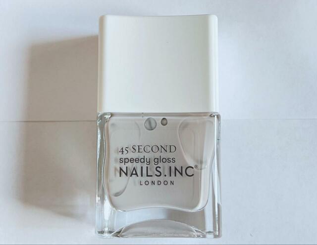 【NAILS.INC（ネイルズインク）】ボトルの底に爪を当てると膨らんで見える部分が爪に見えて、塗らなくても色を試せる！