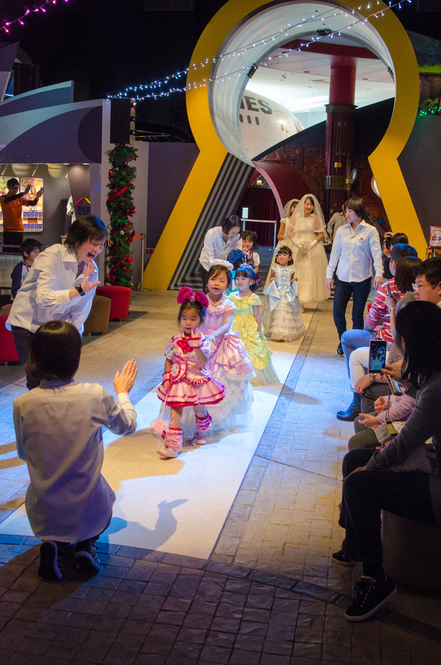 場内のランウェイをウォーキング｜仕事体験テーマパーク「カンドゥー」