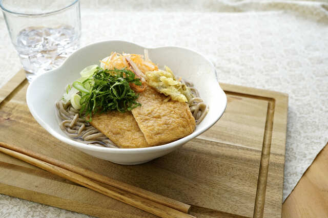 【成城石井「成城石井自家製 自家製いなり揚げ煮と薬味の冷やしそば」604円】北海道産の真昆布、焼津産かつお節、国内産やきあごからだしを取った「和食料理長監修 和風だし」を使用