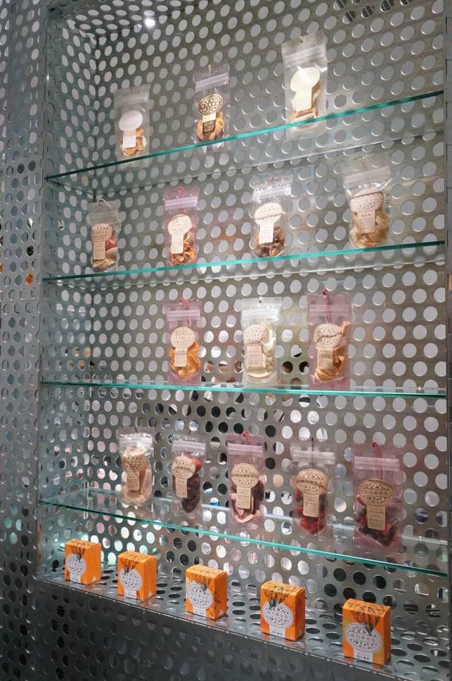 【堀内果実園】ドライフルーツなどの商品が並ぶ