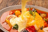 ラクレットチーズと季節野菜の完熟トマトソースオムライス　1,200円