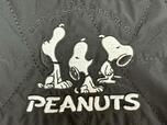 前面の歴代のスヌーピーの刺繍入りデザインがキュート!