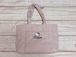 「HLT x Hello Kitty Puffer Tote Bag」13,000円(税込)