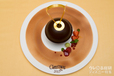 マシュマロとバニラアイスクリーム　チョコレートのクリスマスオーナメント仕立て　ホットベイリーズソース｜“クリスマス・ファンタジー”スペシャルディナー エメラルド 15,000円｜ディズニーアンバサダーホテル「エンパイア・グリル」