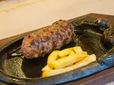 【ブロンコビリー ブロンコおじさんのこだわり炭焼きがんこハンバーグ(200g)】じゅうじゅうと音を立てながら熱々の鉄板で運ばれてくるライブ感が魅力