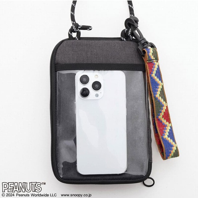 【SNOOPY アウトドアに強い！ BEAGLE SCOUTS 撥水多機能ショルダーバッグ BOOK】後面に深めのポケットがついているので、スマホショルダーとしても使えます