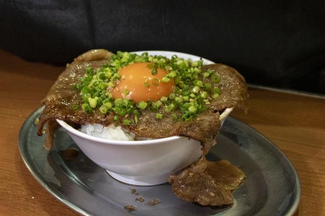 大阪焼肉・ホルモン ふたご「器から“はみ出る“サーロイン丼」1,408円(税込)