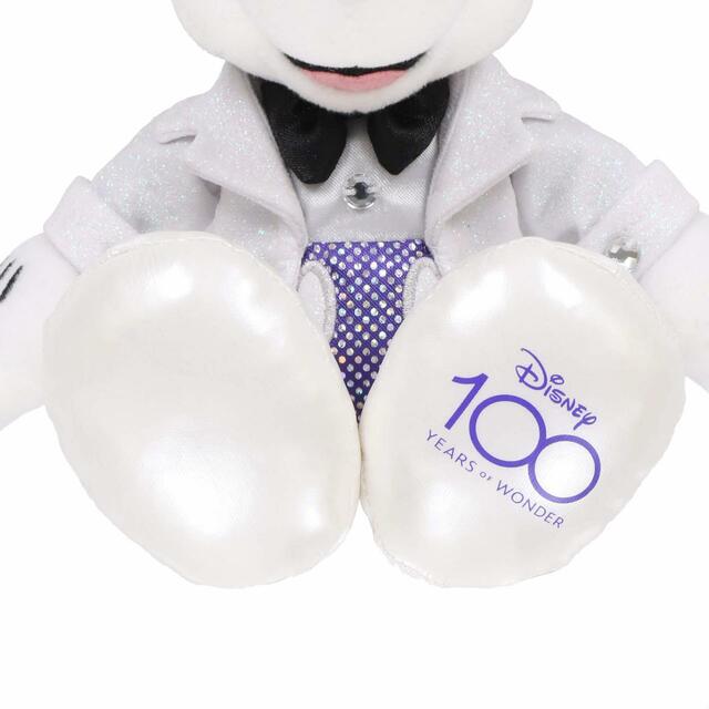 ぬいぐるみバッジ 2,500円｜サイズ：高さ約21cm｜東京ディズニーリゾート「ディズニー100」グッズ｜販売店舗：東京ディズニーランド「ギャグファクトリー/ファイブ・アンド・ダイム」、東京ディズニーシー「エンポーリオ」｜発売日：2023年2月2日（木）