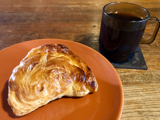 【シャトレーゼ　生産者限定　長野県産青りんごのアップルパイ】さっぱりした味わいなので朝食にもぴったり　朝から美味しいアップルパイを食べられるなんてしわせですね