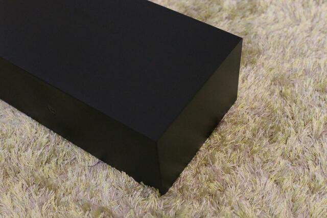 【山崎実業Tower ウォールペーパーホルダー】ブラックは指紋がやや目立つので、ウェットティッシュなどでこまめに拭くのがおすすめ