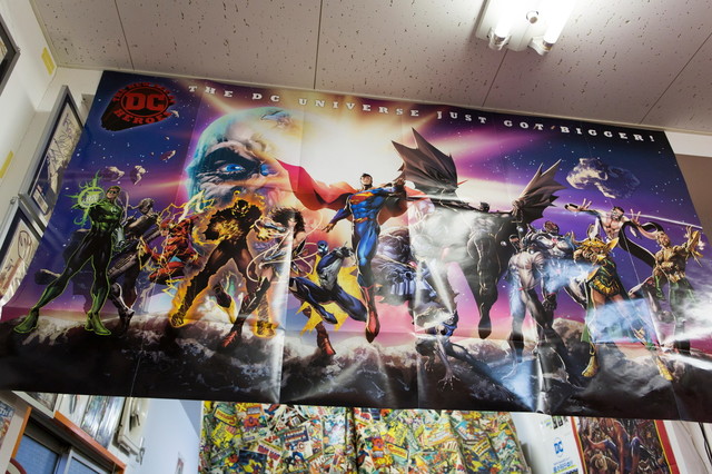 今後のDC作品ラインナップが描かれたポスター　ブリスターコミックス