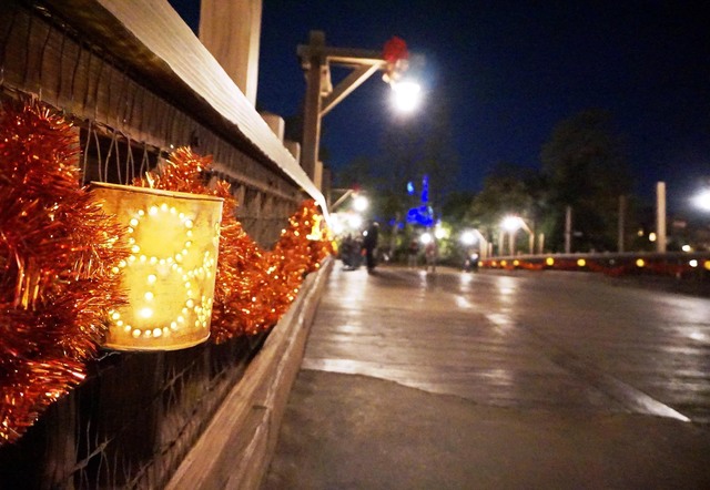 空き缶のランタンに優しい光が灯ります