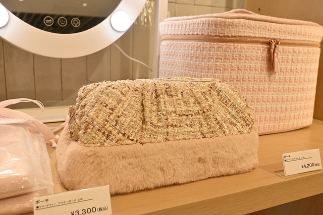 【Francfranc】「ツイードファー ワイヤーポーチ」3,300円