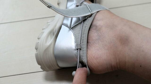 【GLOBAL WORK エアかるクッションコードスニーカー】かかとのベルトループが大きめで履きやすいです！