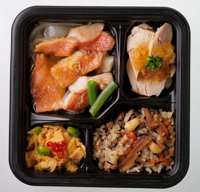 赤魚の煮つけと蒸し鶏の和風弁当