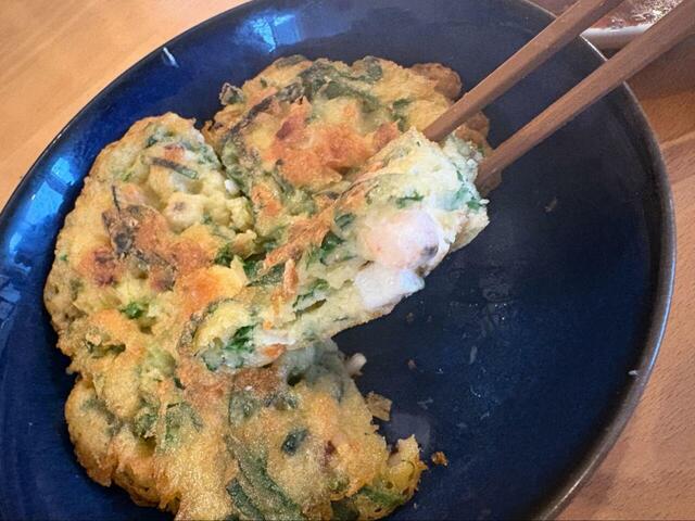 【ロピア 冷凍海鮮チヂミ】エビのぷりっとした食感が焼いてもしっかり残っていて、冷凍とは思えないほどのクオリティに正直驚きました!