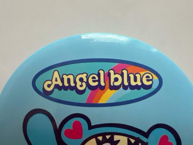 レインボーと「ANGEL BLUE」のロゴがキュート！