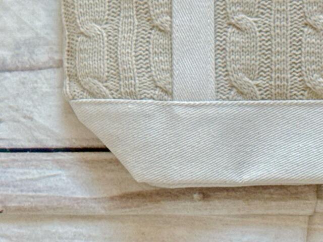 コットンキャンバス調の素材とニット素材のコンビネーションデザイン