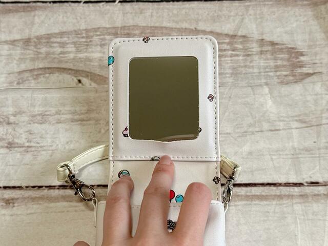 ミラー付きなので、メイク直しができて便利!