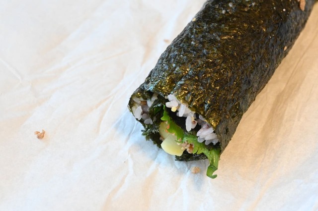 【雑巻きキンパ】巻けたらごま油を適量ぬって白いりごまをふる