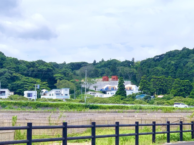 釣ヶ崎園地から見た「釣ヶ崎グランピングリゾート」