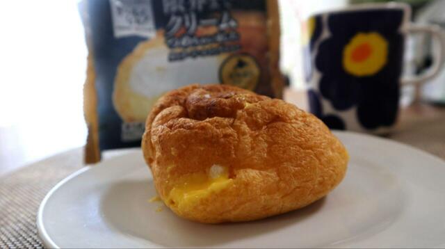 【トライアル 限界までクリームつめちゃいましたカスタード・ホイップシュー】持ち帰り時に少し変形してしまいましたが、すでにクリームがこぼれ出しそうです