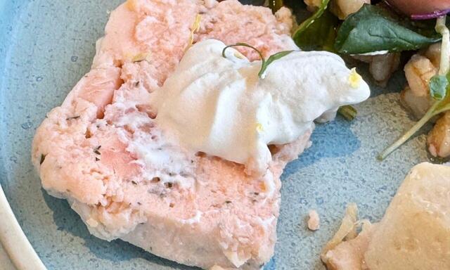 【レストラン グランサンク　サーモンのテリーヌ】きれいなサーモンピンクでやさしいお味